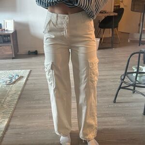 Levi’s 94 BAGGY CARGO PANTS. Color: white. Size: 25